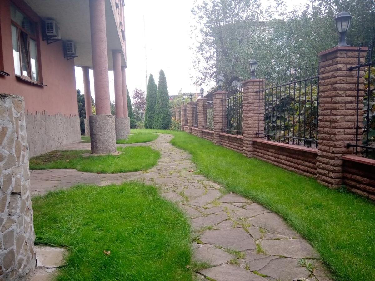 Мотель Карман Киев Екстериор снимка